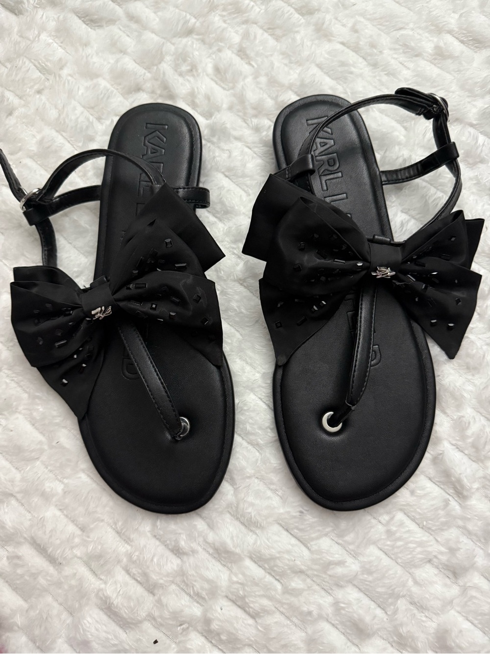 KARL LAGERFELD PARIS Women's Cristi Bow Flat Sandals, Flat Thong Size 8